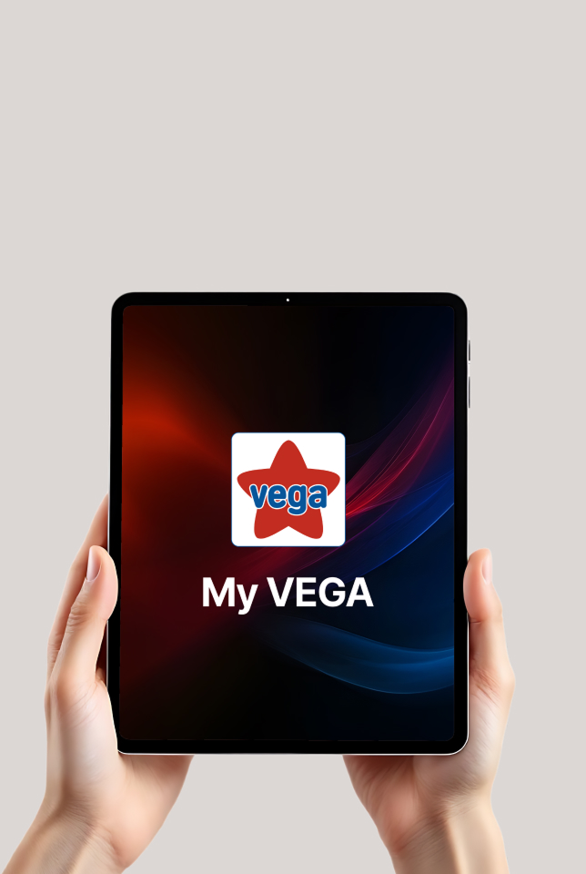 Mani che tengono un tablet mostrando l'app My VEGA con il logo di Vega Carburanti sullo schermo